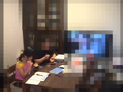 幼く見えてしまうツインテール女子が自分の両手で目を隠しながら胸を揉まれたりセックスしている動画