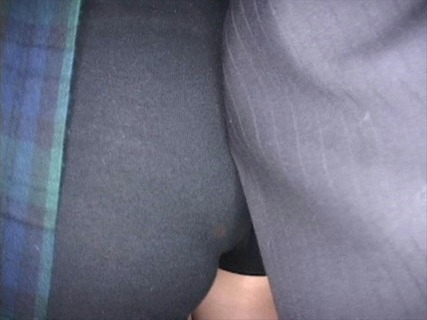 バスの中で制服女子の重ね穿きしたスパッツを少しだけ脱がせ、おちんちんを股間に擦り付ける動画