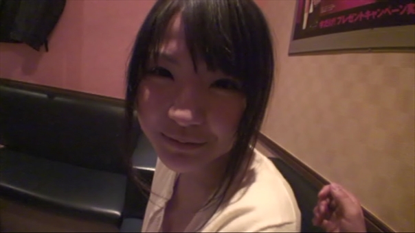 [京都弁][黒髪ポニーテール]の女性がカラオケボックスで男性に[フェラチオ]をしている動画