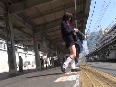 [女子高生の制服]を着用し[紺ハイソックスとルーズソックスを重ね履き]した女性が電車内で[パンチラ挑発]をする動画
