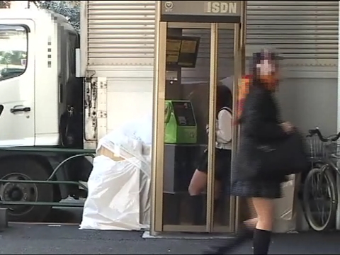 [セーラー服]を着用した女性が[電話ボックス]で[オナニー]をしている動画